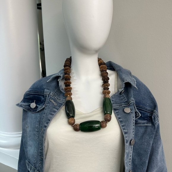 Huge safari look necklace with wood and three intriguing hunter green pieces - Picture 3 of 16
